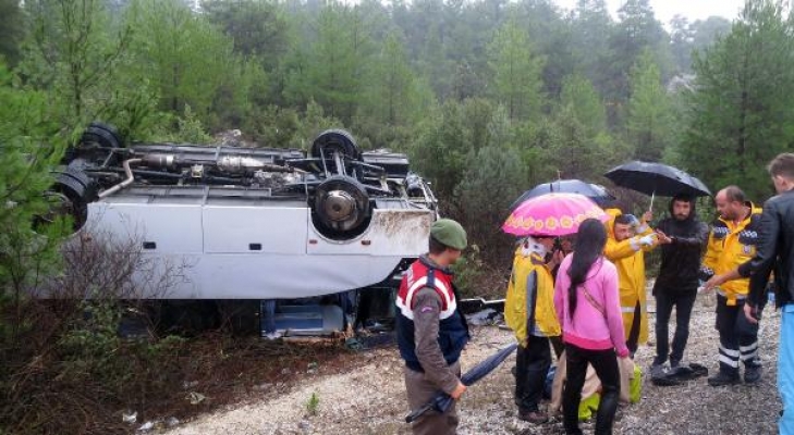 Akseki'de tur midibüsü devrildi: 20 yaralı Akseki'de tur midibüsü devrildi: 20 yaralı
