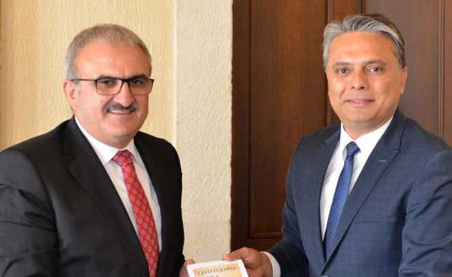 Başkan Uysal'dan Vali Karaloğlu'na imzalı kitap Başkan Uysal'dan Vali Karaloğlu'na imzalı kitap