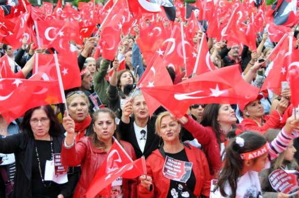 Binlerce kadın aynı anda İstiklal Marşı okudu Binlerce kadın aynı anda İstiklal Marşı okudu