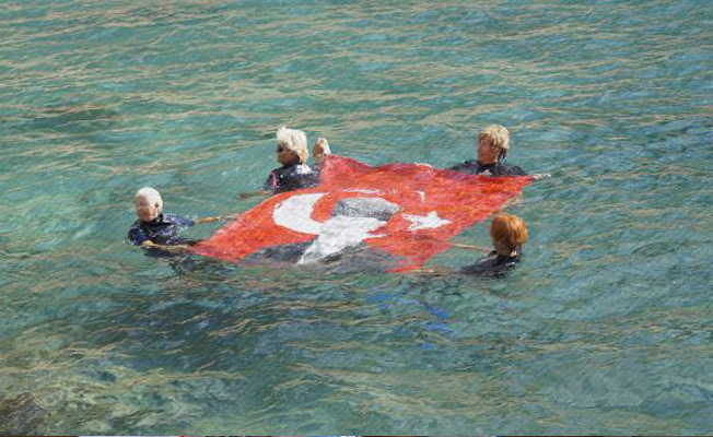 Denizde Türk bayrağı açan kadınlar, 'cumhuriyet'i kutladı