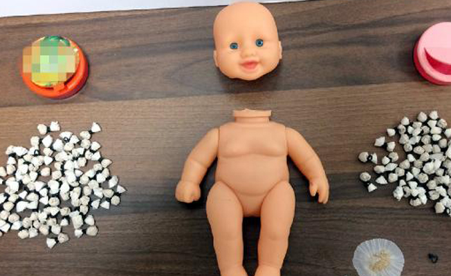 Eroini oyuncak bebeğe ve şeker kutusuna saklamış Eroini oyuncak bebeğe ve şeker kutusuna saklamış