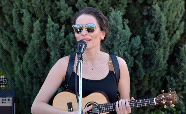 Ezo Sunal gitar çaldı Ezo Sunal gitar çaldı