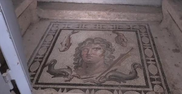 Perge'deki 2 bin yıllık anıt mezarlara demir kapı Perge'deki 2 bin yıllık anıt mezarlara demir kapı