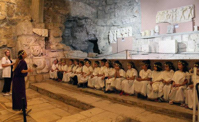 Side Müzesi'ndeki eserlere tiyatral tanıtım Side Müzesi'ndeki eserlere tiyatral tanıtım