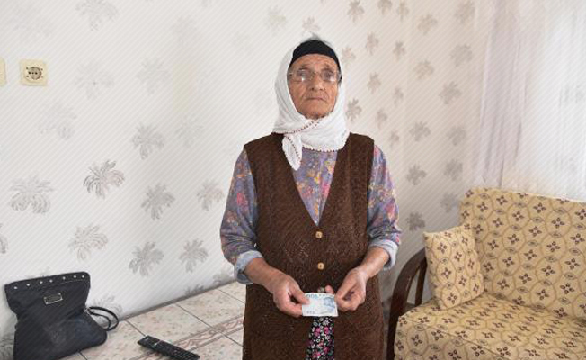 Yaşlı kadın 'Kira param' deyince çaldığı 200 liranın yarısını bıraktı