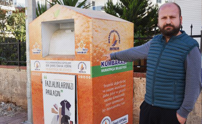 Antalya'da 'giysi kumbarası' hırsızlığı Antalya'da 'giysi kumbarası' hırsızlığı