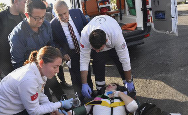 Bakan Fakıbaba, konvoy önündeki kazada yaralananlarla ilgilendi Bakan Fakıbaba, konvoy önündeki kazada yaralananlarla ilgilendi