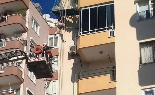 Boyacı, bina iskelesinde asılı kaldı Boyacı, bina iskelesinde asılı kaldı