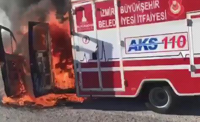 Seyir halindeyken alev alan itfaiye ambulansı yandı Seyir halindeyken alev alan itfaiye ambulansı yandı