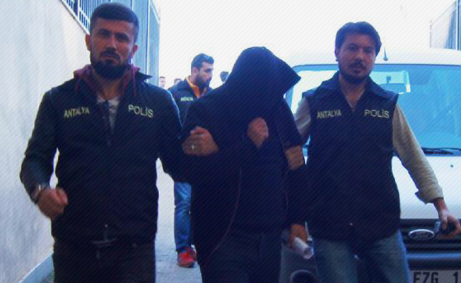Türk bayrağını indirip, üstüne bastı, adli kontrolle serbest kaldı Türk bayrağını indirip, üstüne bastı, adli kontrolle serbest kaldı