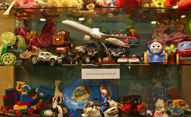 Uçakta unutulan oyuncaklar müzede