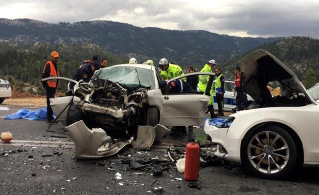 Akseki'de iki otomobil çarpıştı: 4 ölü, 2 yaralı