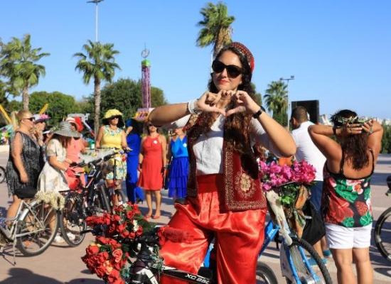 Antalya'da 'Süslü Kadınlar Bisiklet Turu'