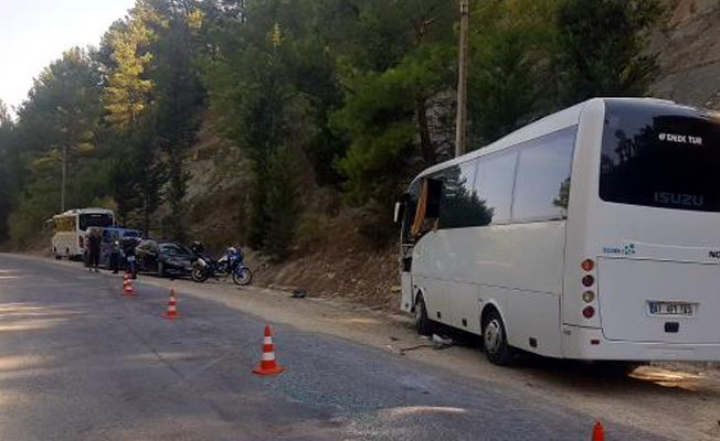 Tur midibüsleri çarpıştı: 2'si turist 3 yaralı