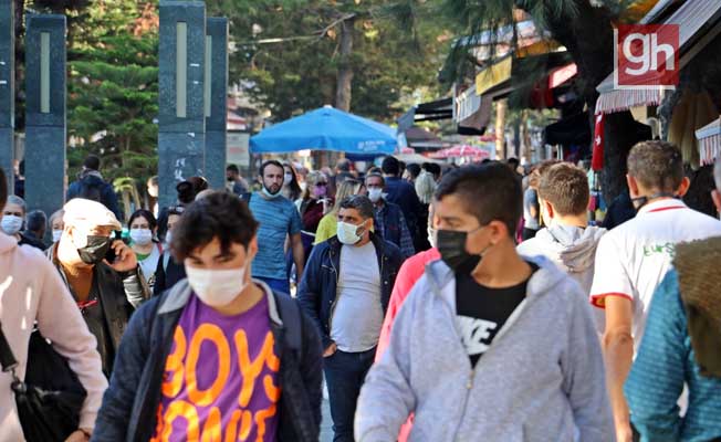 Kısıtlamaya saatler kala Antalyalılar sokaklara döküldü Kısıtlamaya saatler kala Antalyalılar sokaklara döküldü
