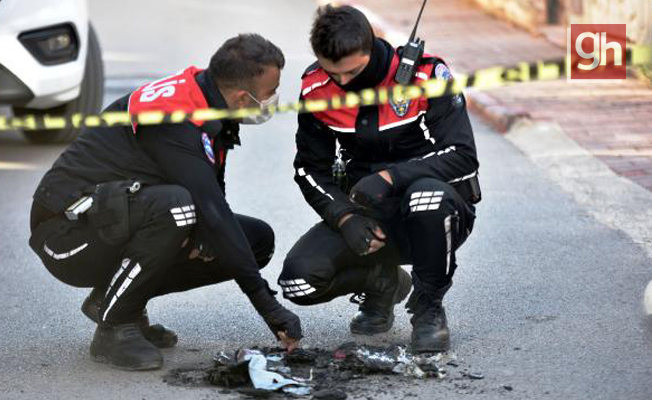 Sokakta yunus polisi üniforması ve teçhizatı yakan şüpheli aranıyor Sokakta yunus polisi üniforması ve teçhizatı yakan şüpheli aranıyor