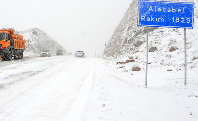 Antalya-Konya karayolunda kar kalınlığı 10 santime ulaştı Antalya-Konya karayolunda kar kalınlığı 10 santime ulaştı