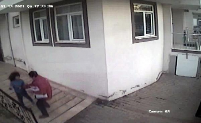 Kargo görevlisi, fotoğrafını çeken otizmli çocuğu dövdü Kargo görevlisi, fotoğrafını çeken otizmli çocuğu dövdü