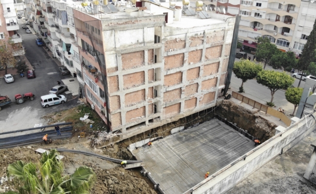 Yıkım sırasında temeli zarar gören 38 yıllık bina boşaltıldı Yıkım sırasında temeli zarar gören 38 yıllık bina boşaltıldı