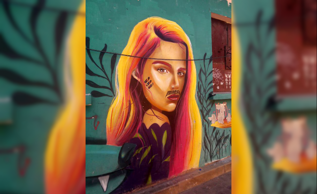 Kadın resmine bıyık, sokak ressamını isyan ettirdi