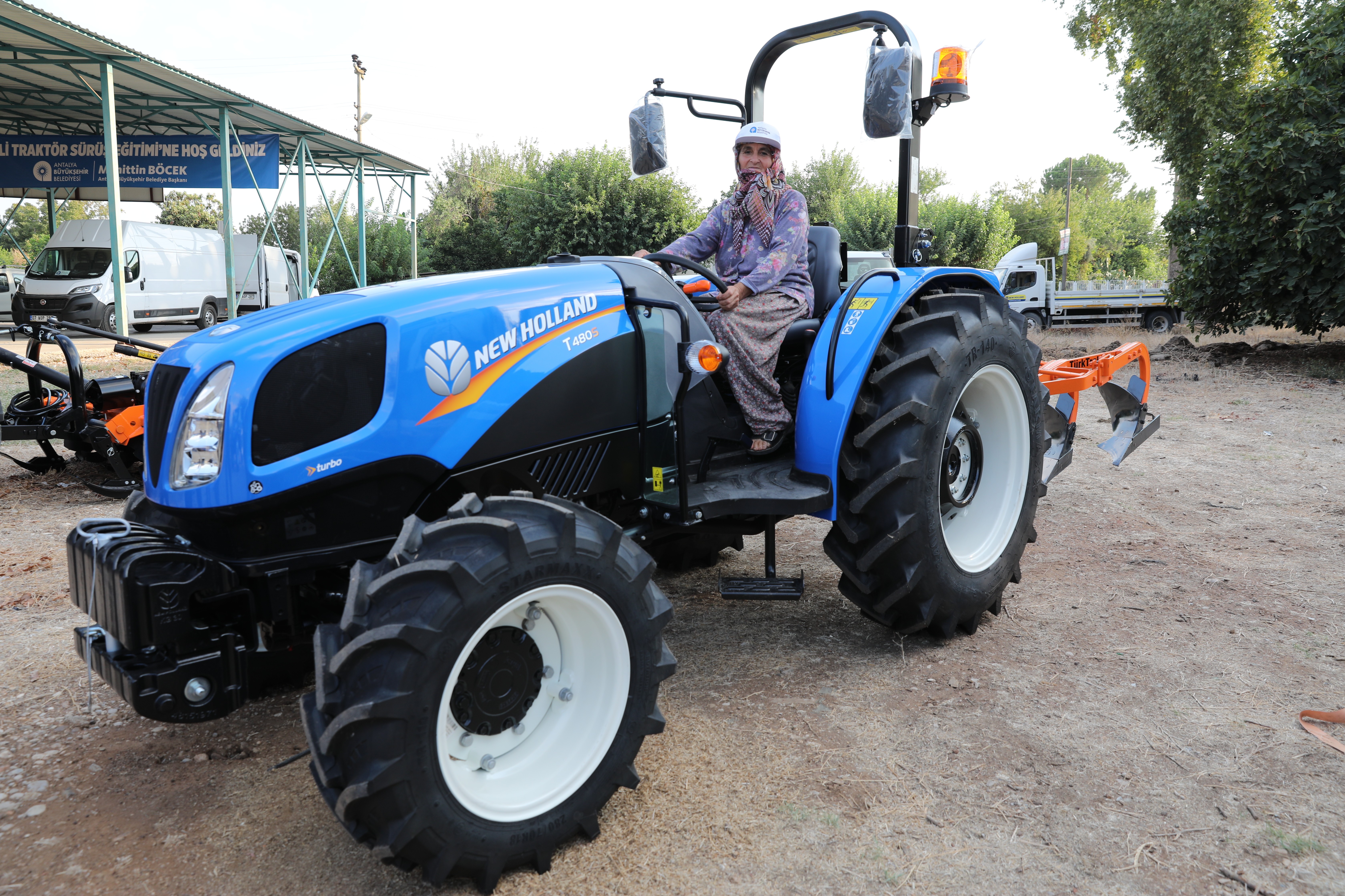 Büyükşehir Belediyesi çiftçilere ‘Güvenli Traktör Sürüş Eğitimi’ verdi