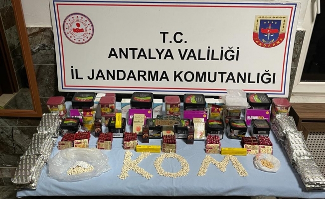 Antalya'da jandarmadan uyuşturucu ve kaçak tütün operasyonu