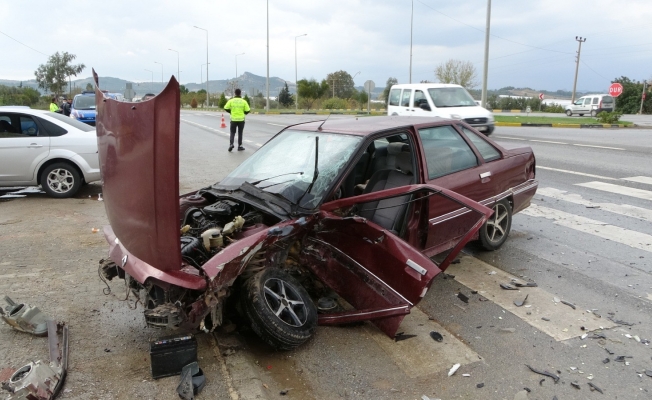  Antalya’da otomobiller çarpıştı: 3 yaralı