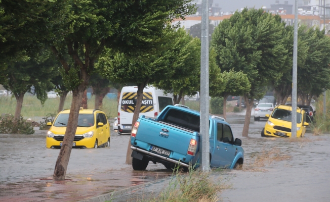 Antalya’da yollar dere yatağına döndü, araçlar mahsur kaldı