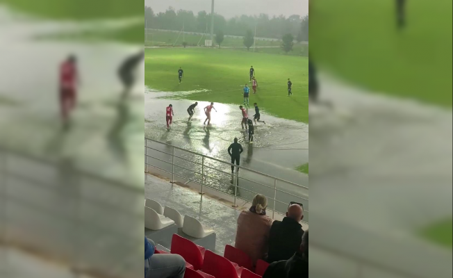 Antalyaspor U19 ile Trabzonspor U19 maçında zeminde biriken 'su' tepkiye neden oldu