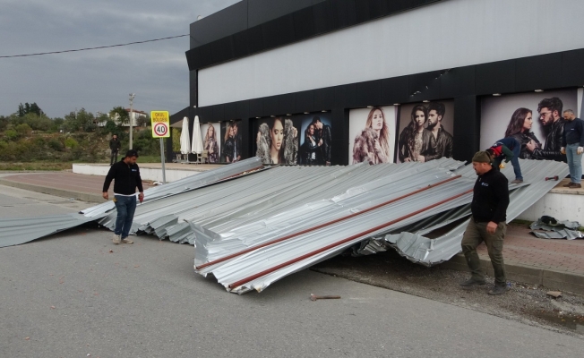Manavgat’ta fırtına iş yerinin çatısını caddeye uçurdu