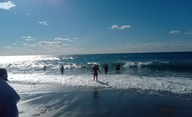 Alanya'da Ruslar buz gibi suda haçı almak için yarıştı Alanya'da Ruslar buz gibi suda haçı almak için yarıştı