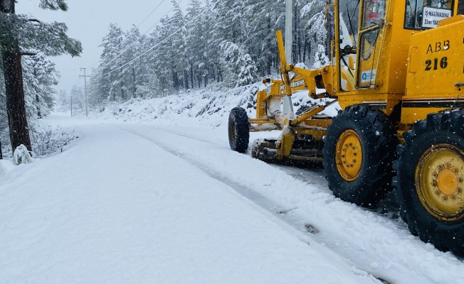 Antalya'nın ilçelerinde yollar karla kaplandı