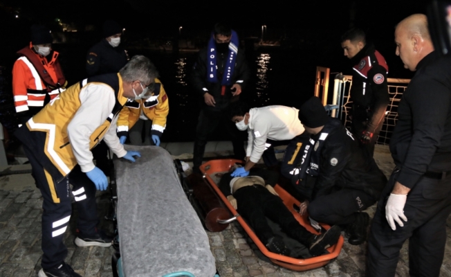 Denizde hareketsiz bulunan genci polislerin hayatta tutma mücadelesi