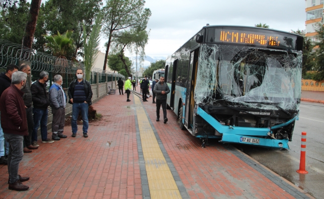 Freni patlayan şehiriçi yolcu otobüsü 9 araca çarptı: 5 yaralı