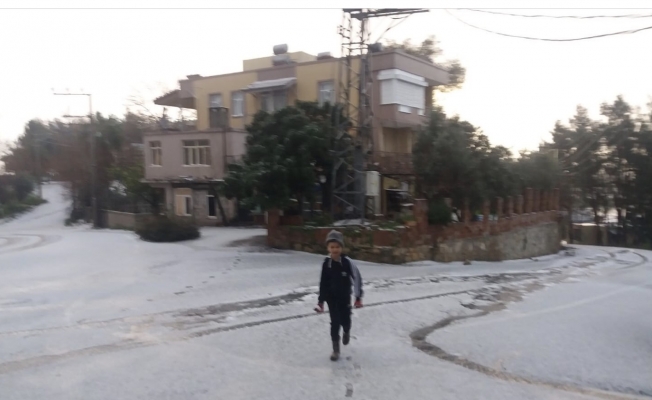 Manavgat'a yağan dolu, turizm merkezini beyaz örtüyle kapladı Manavgat'a yağan dolu, turizm merkezini beyaz örtüyle kapladı