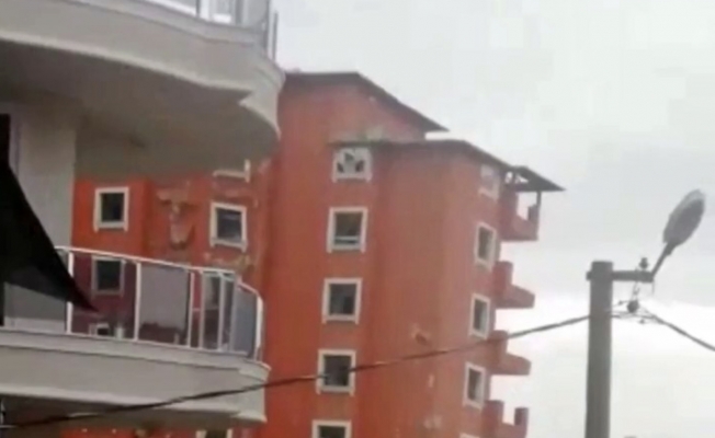 Yıllardır hizmet veren otel saniyeler içinde toza döndü Yıllardır hizmet veren otel saniyeler içinde toza döndü