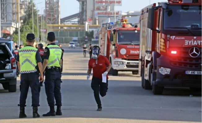 Antalya'da 2 kişinin ölümüyle sonuçlanan gaz sızıntısında işleme müdürü tutuklandı Antalya'da 2 kişinin ölümüyle sonuçlanan gaz sızıntısında işleme müdürü tutuklandı