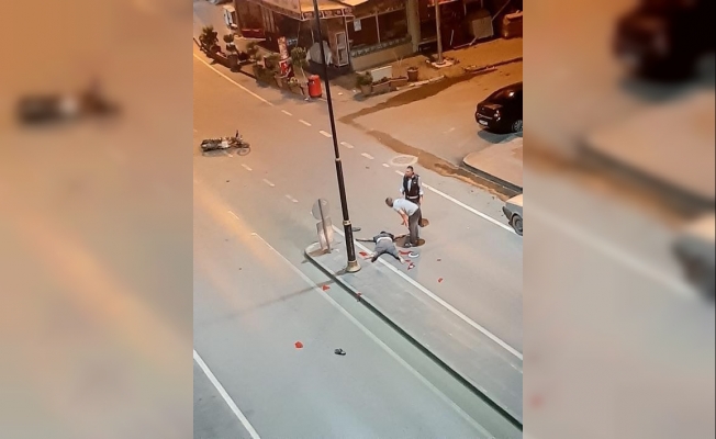 Aydınlatma direğine ve trafik levhasına çarpan motosiklet sürücüsü, hastanede yaşam mücadelesi veriyor Aydınlatma direğine ve trafik levhasına çarpan motosiklet sürücüsü, hastanede yaşam mücadelesi veriyor