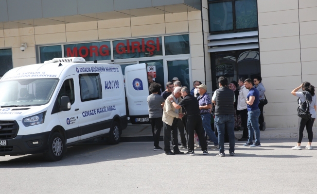 Gaz sızıntısından hayatını kaybeden 2 işçinin cenazesi, gözyaşları arasında morgdan alındı Gaz sızıntısından hayatını kaybeden 2 işçinin cenazesi, gözyaşları arasında morgdan alındı