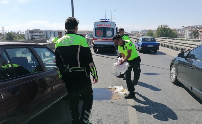 Kaza yapan araçtan yola dökülen yağı trafik polisi toz dökerek kapatmaya çalıştı Kaza yapan araçtan yola dökülen yağı trafik polisi toz dökerek kapatmaya çalıştı
