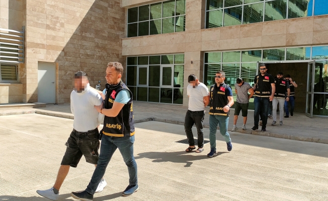 Pişkin hırsızdan gazetecilere: "Çek çek Antalya yakışıklı görsün" Pişkin hırsızdan gazetecilere: "Çek çek Antalya yakışıklı görsün"