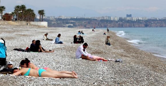 Antalya'da Mart güneşi turiste yaradı