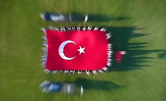 Gökyüzünde dev Türk bayrağı açtı