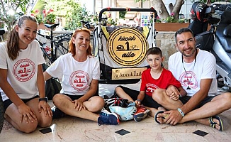 Bisikletli ailenin Göbeklitepe'ye yolculuğu