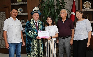 Kazak öğrencilerden Rektör'e teşekkür ziyareti