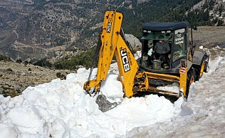 Gazipaşa'da 6 metreyi bulan karla kaplı yayla yolları açılıyor