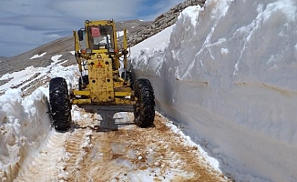 Antalya'da, 10 metrelik karla kaplı yayla yolu açılıyor
