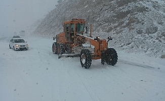 Antalya-Konya karayolunda kar kalınlığı 50 santime ulaştı