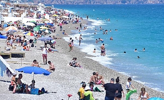 Antalya'da vaka sayısı düştü, sahiller doldu
