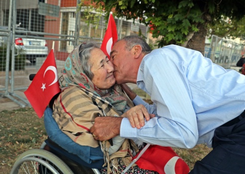 Cumhuriyet coşkusu meydanlara sığmadı